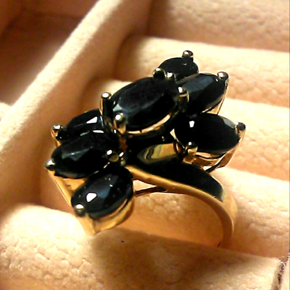 VINTAGE GORGEOUS 10KT. YELLOW GOLD RING W/ 7 OVAL BLACK ONYX  SZ. 6 (UNIQUE)